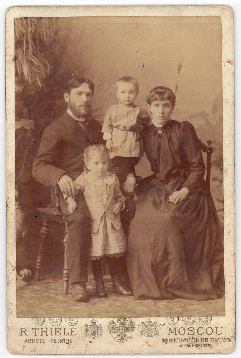 Владимир Петляков в детстве с родителями и сестрой. Москва, 1895 год. Семейный архив.