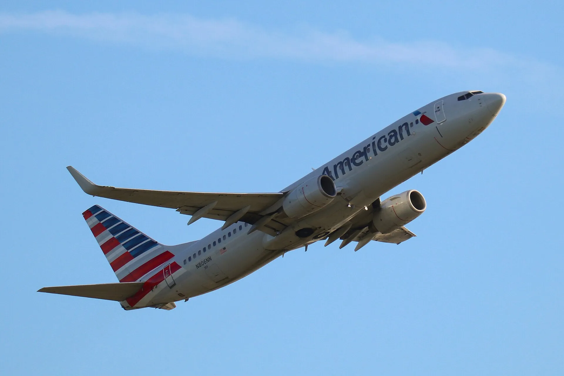 Иллюстрация к статье «Почему рейсы American Airlines из Бостона в Лондон столкнулись с проблемами»
