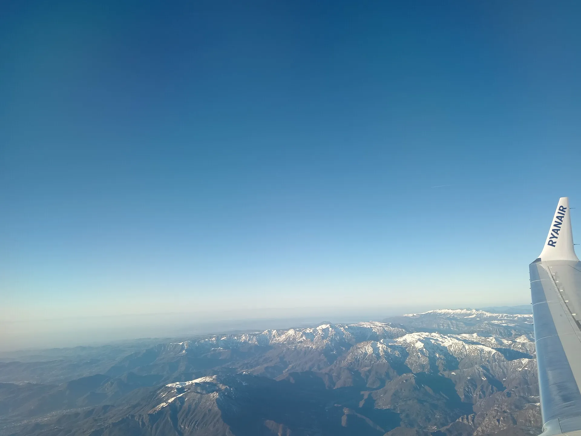 Empty Ukraine airspace and the surrounding region — иллюстрация к статье