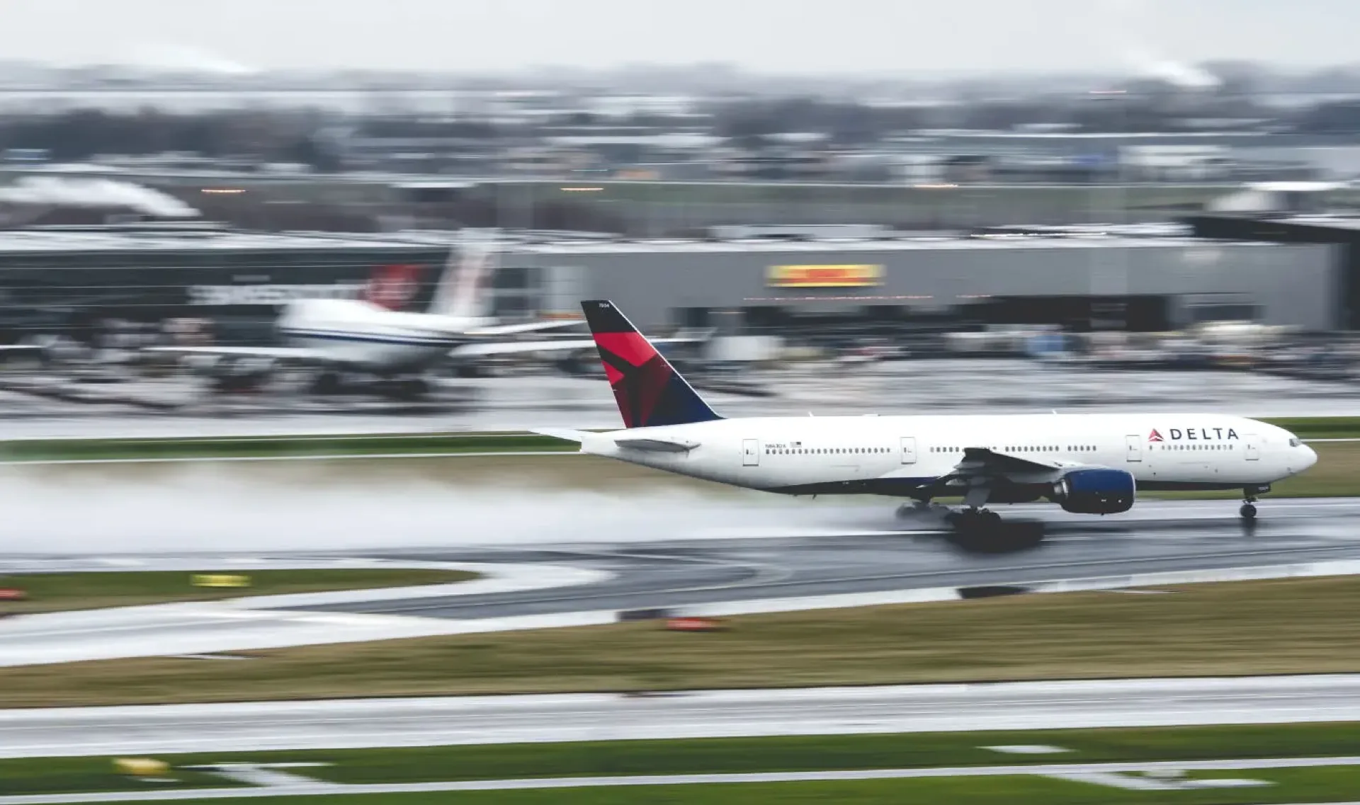 Aircraft can take off perfectly in wet weather