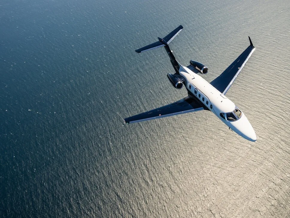 Embraer Phenom 300E в полёте