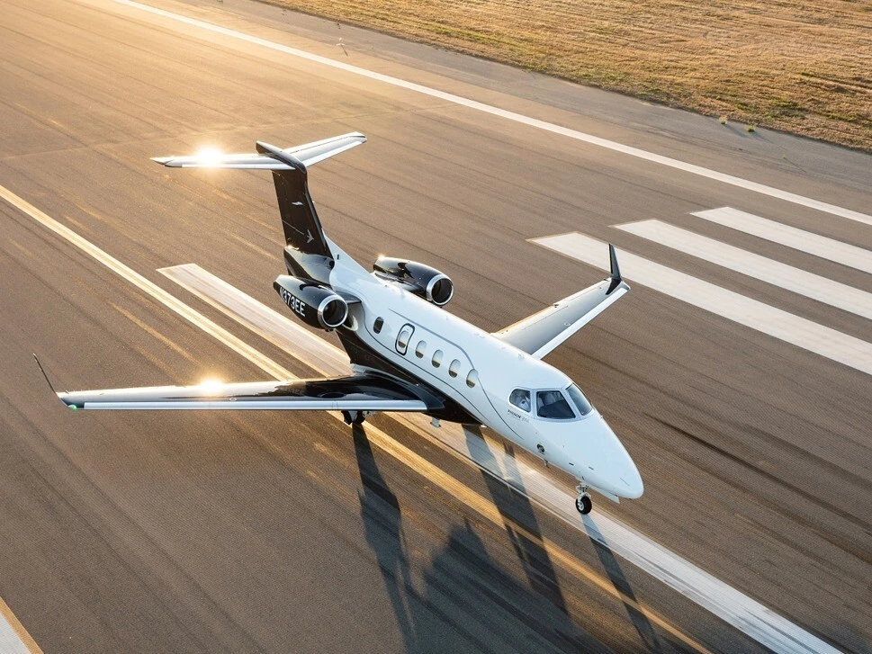 Embraer Phenom 300E на взлётно-посадочной полосе