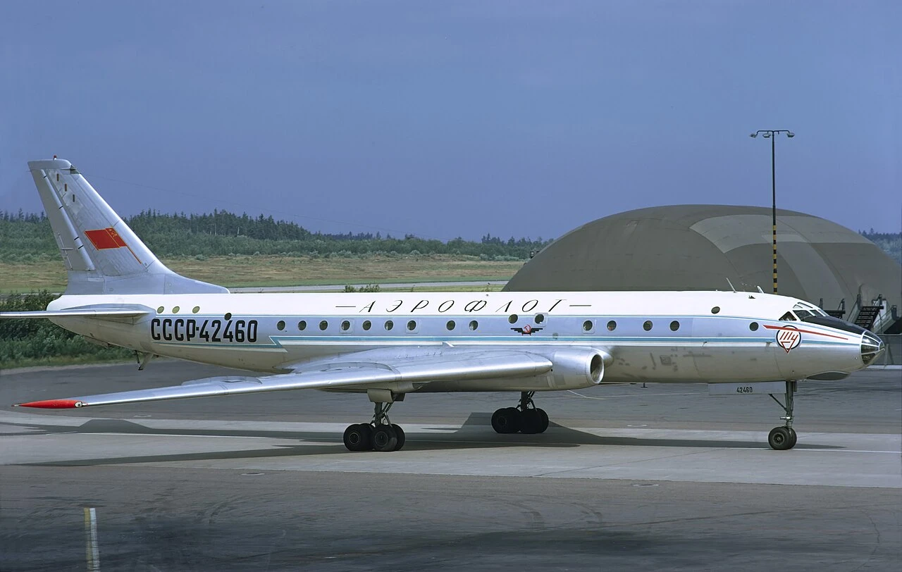 Ту-104 · самолёт семейства