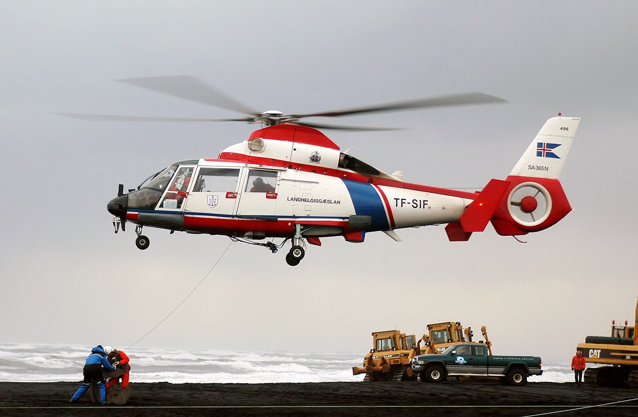 AS365 Dauphin береговой охраны Исландии в полёте