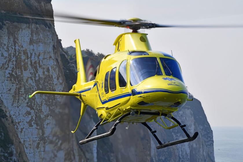 Жёлтый Leonardo AW109 Trekker в полёте