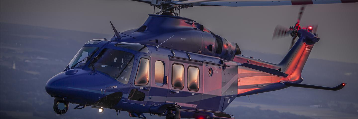 Вертолёт Leonardo AW139 в полёте