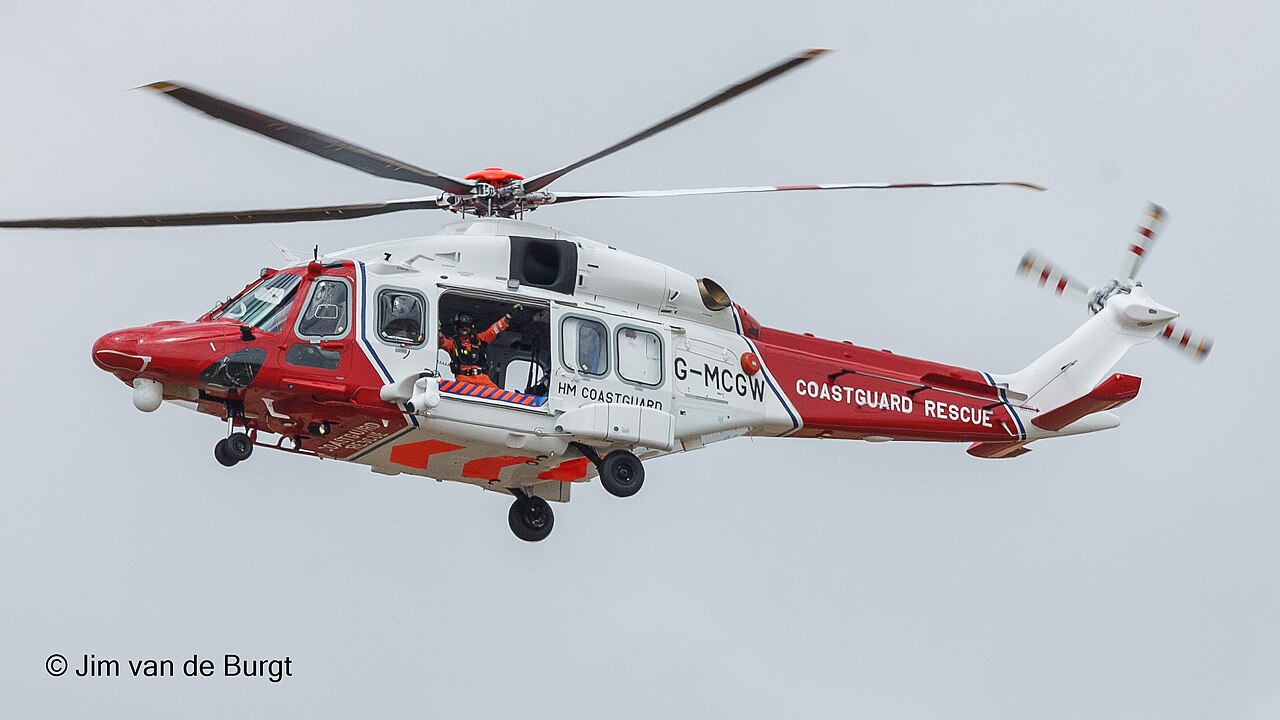 Leonardo AW189 британской береговой охраны в полёте