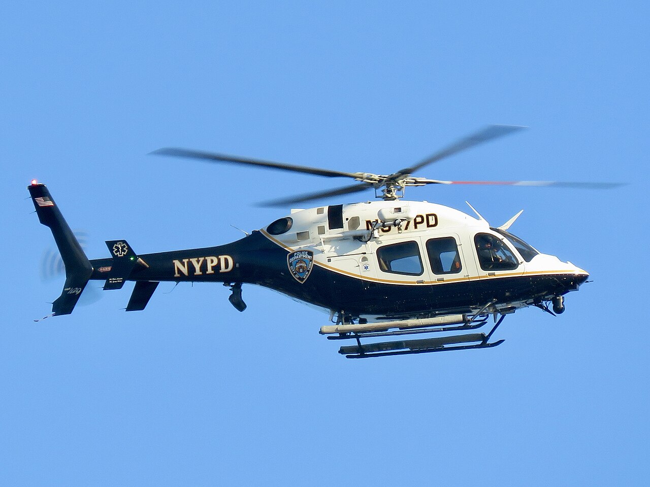 Bell 429 полиции Нью-Йорка в полёте