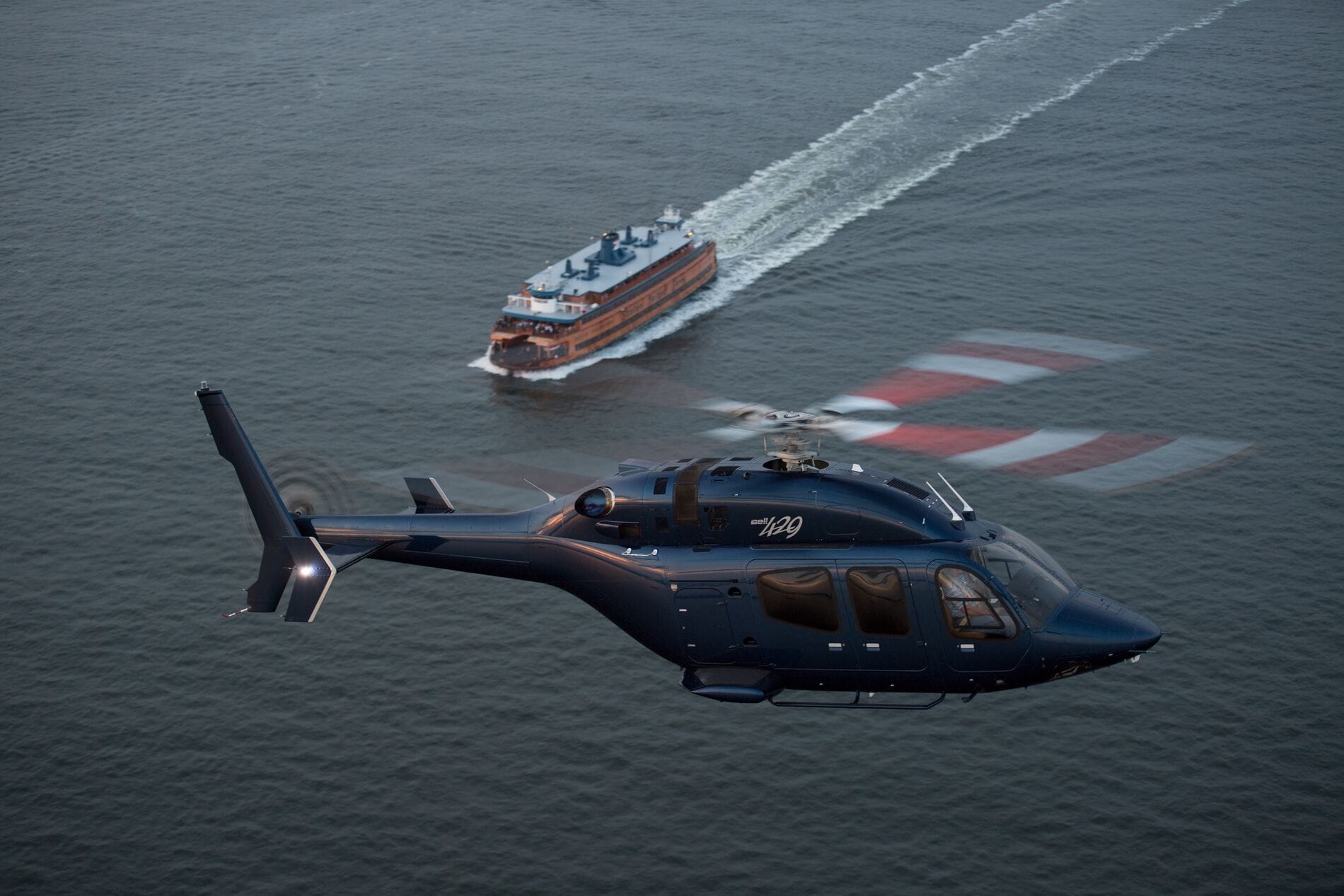 Bell 429 GlobalRanger в полёте над водой