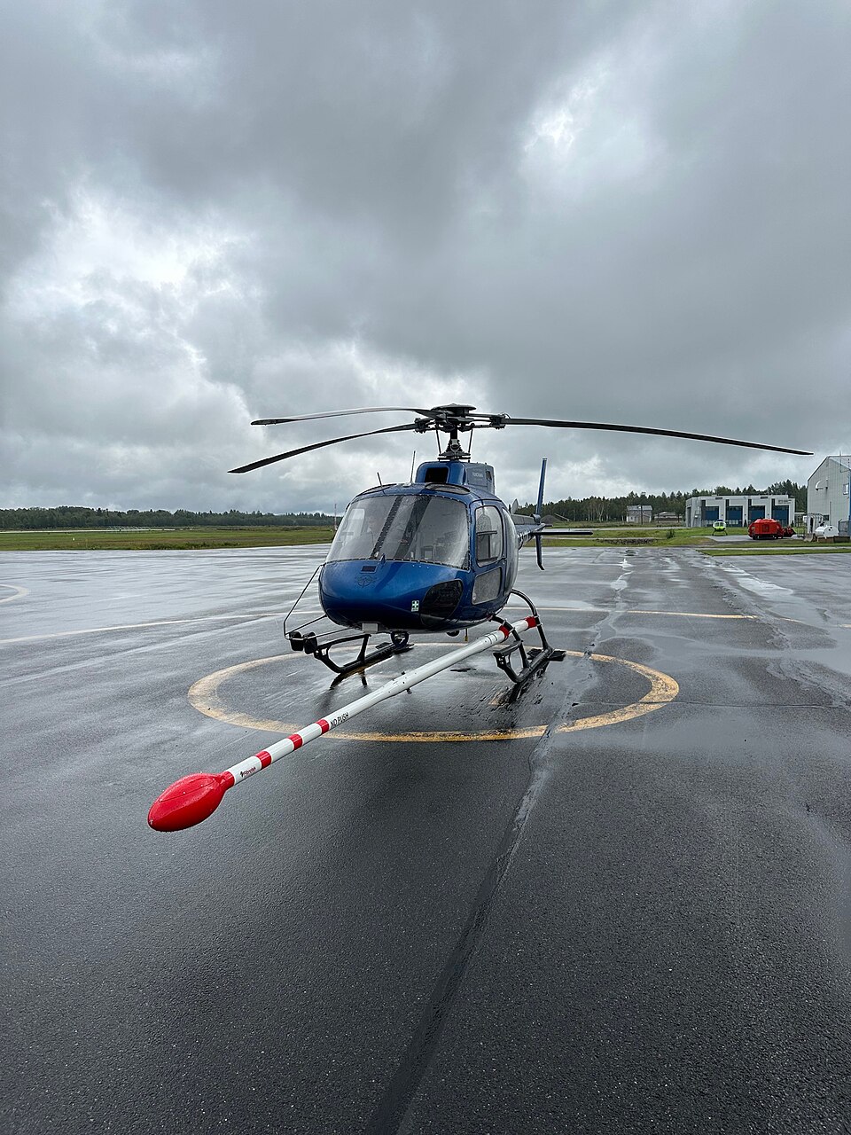 Airbus H125 на вертолётной площадке