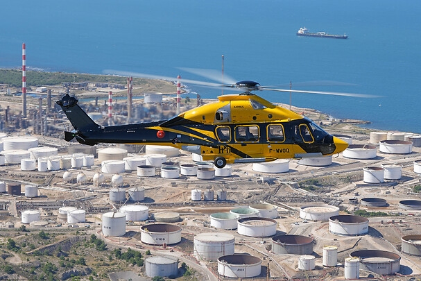 Airbus H175 в полёте у побережья