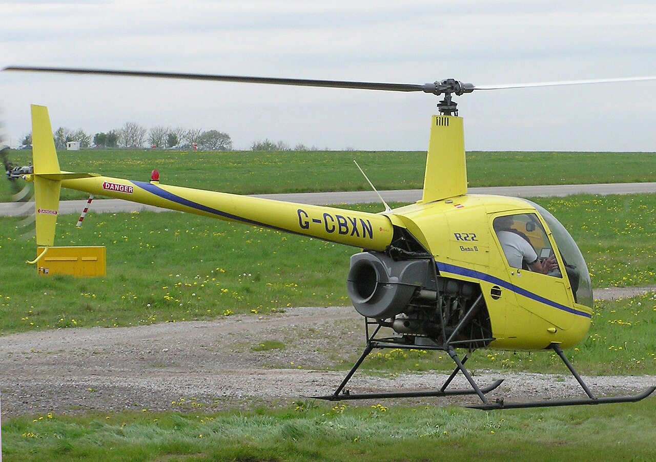 Жёлтый Robinson R22 Beta II на площадке