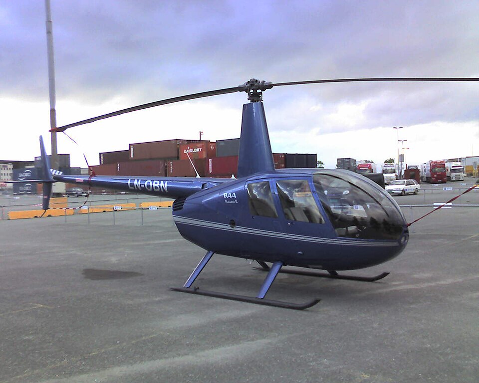 Robinson R44 Raven II на стоянке