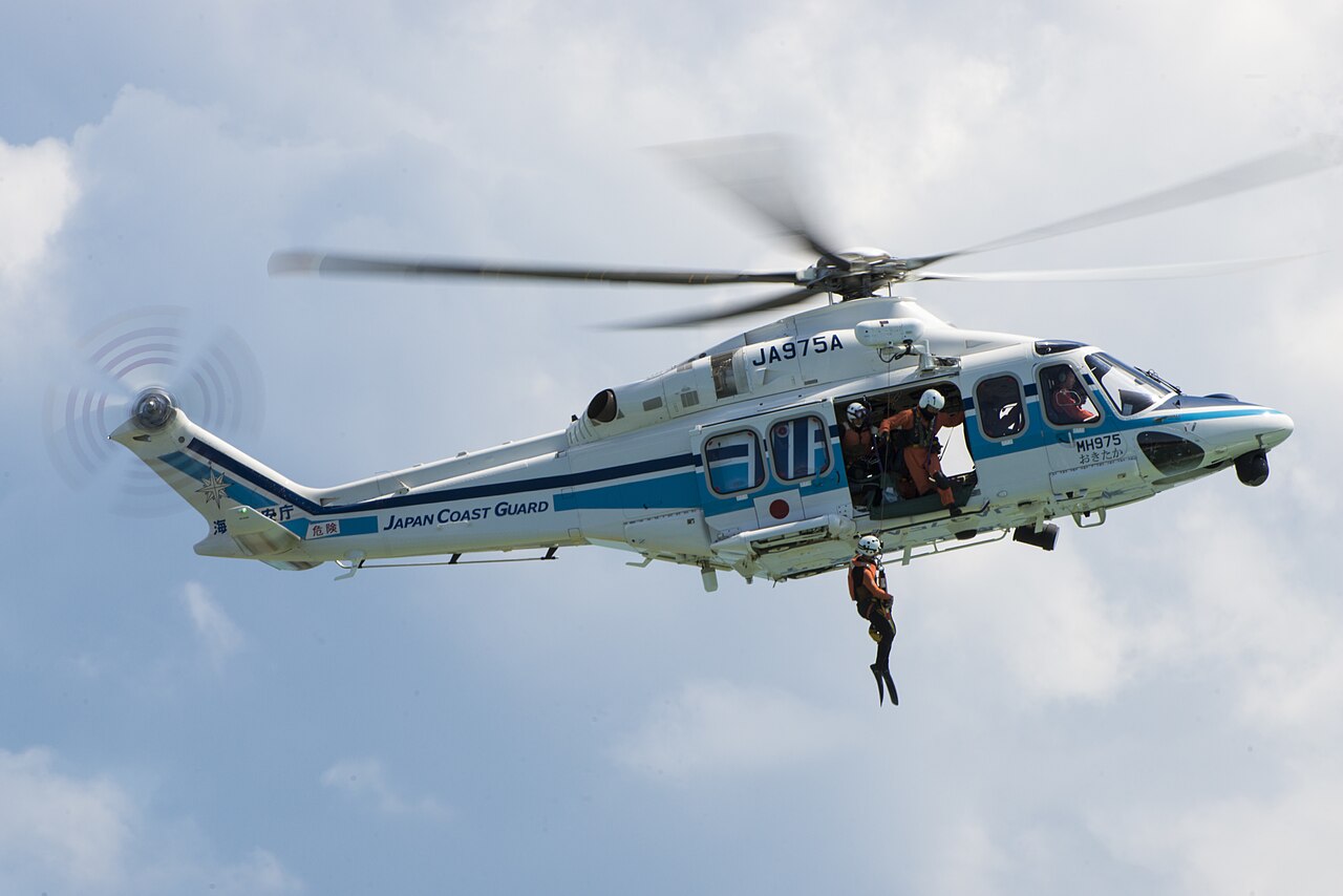 Sikorsky S-76D береговой охраны Японии во время спасательных учений