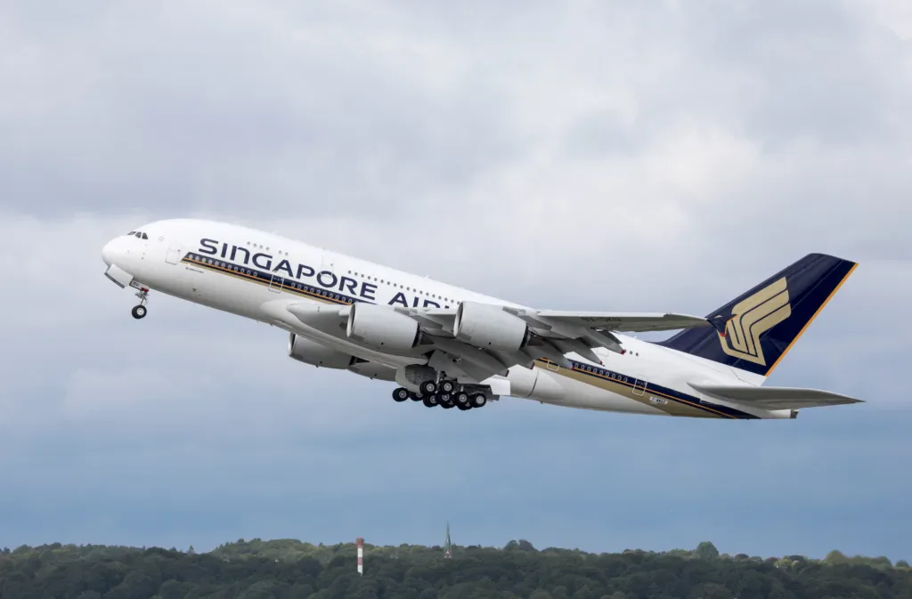 Зарплата бортпроводников Singapore Airlines: пакет и обучение в 2026 году