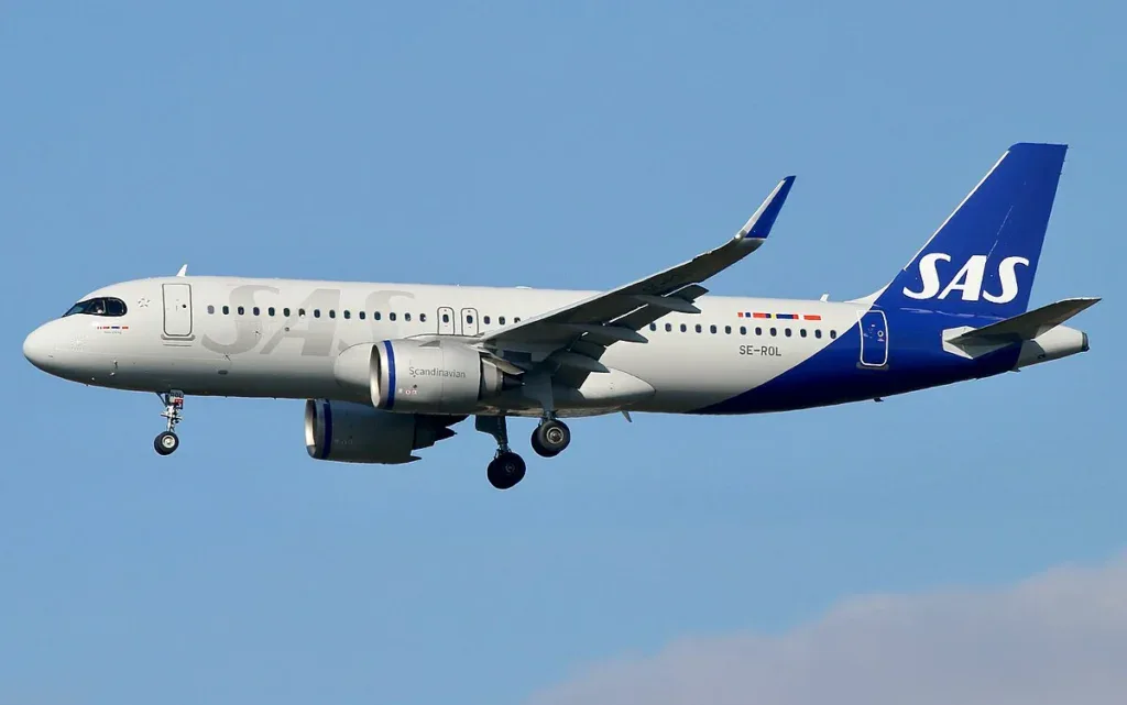 Зарплата бортпроводников SAS в 2026 году: базы и новые надбавки