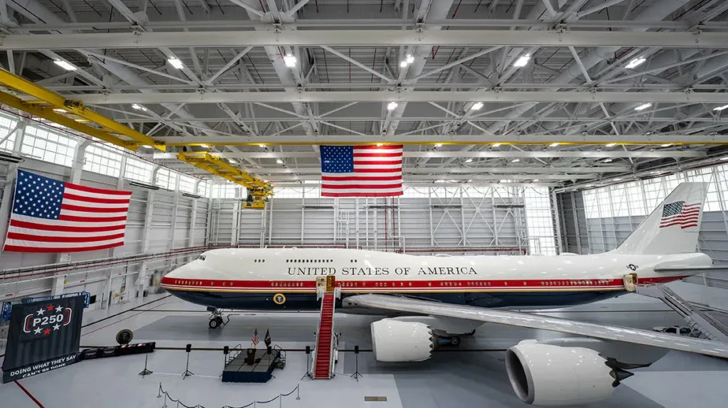 Временный президентский Boeing 747-8 проходит обновление интерьера