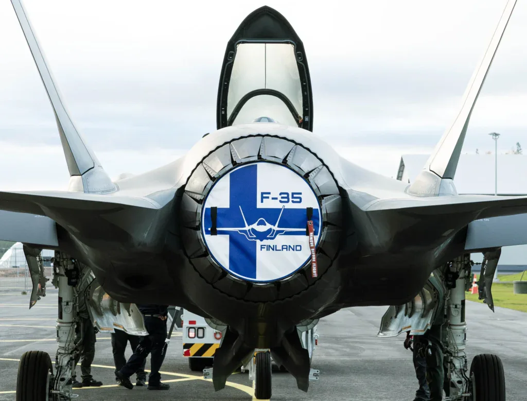 Первые два F-35A прибыли на постоянную базу в Финляндии