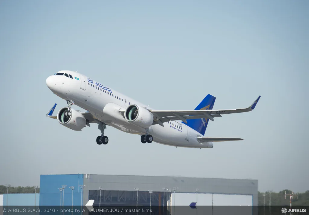 Зарплата бортпроводников Air Astana в 2026 году: оценки и требования