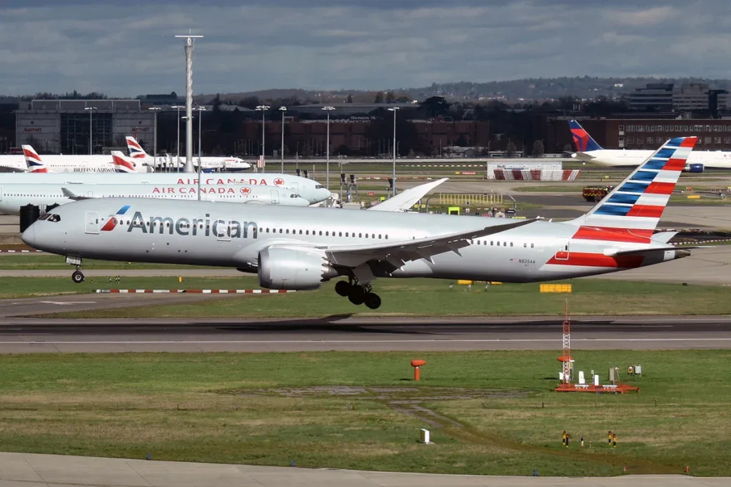 Зарплата главы American Airlines: оклад и вознаграждение Роберта Айсома