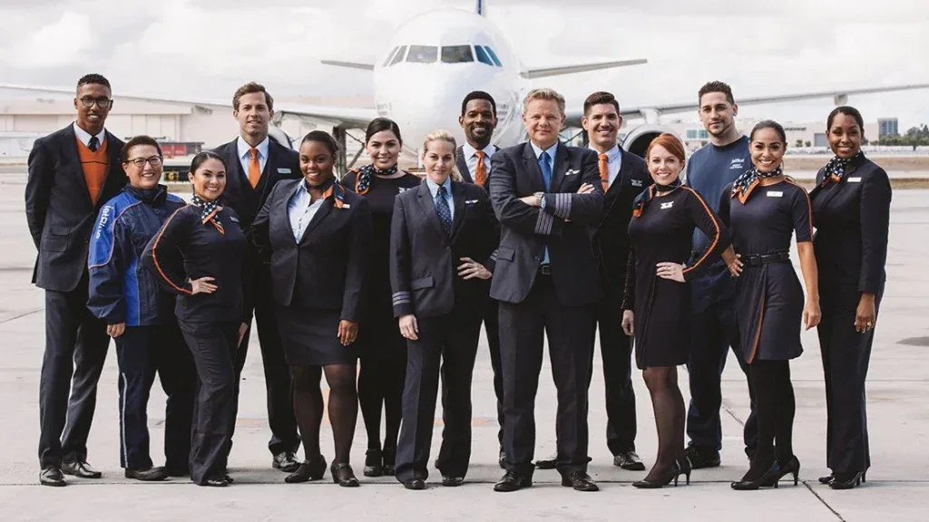 Зарплата бортпроводников JetBlue в 2026 году: ставки, доход и требования