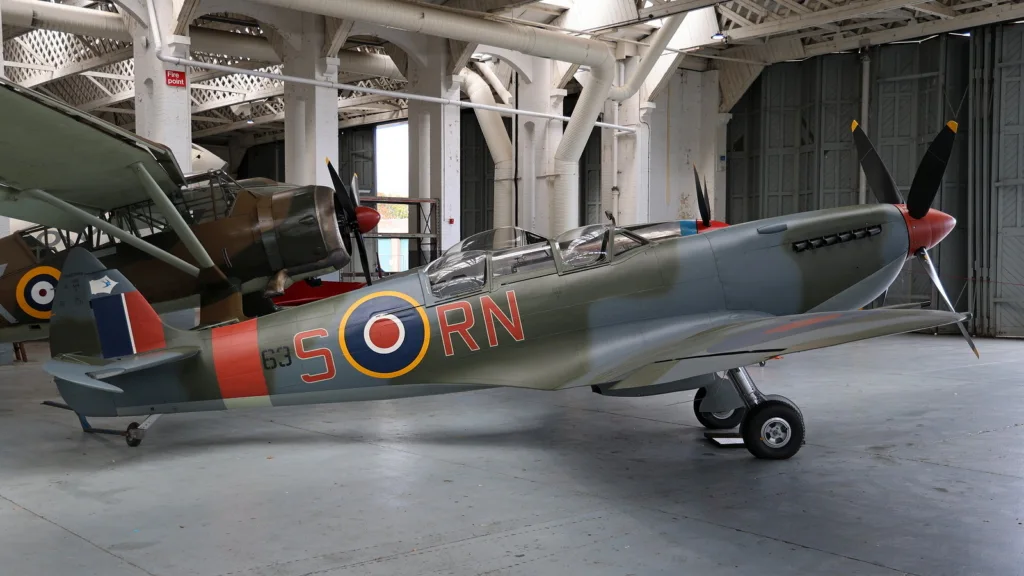 Spitfire RK858 снова полетел после восстановления в Даксфорде