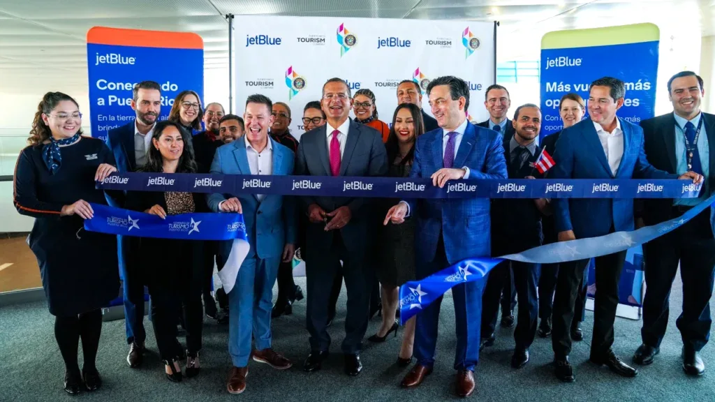 Зарплата бортпроводников JetBlue в 2026 году: ставки, доход и требования