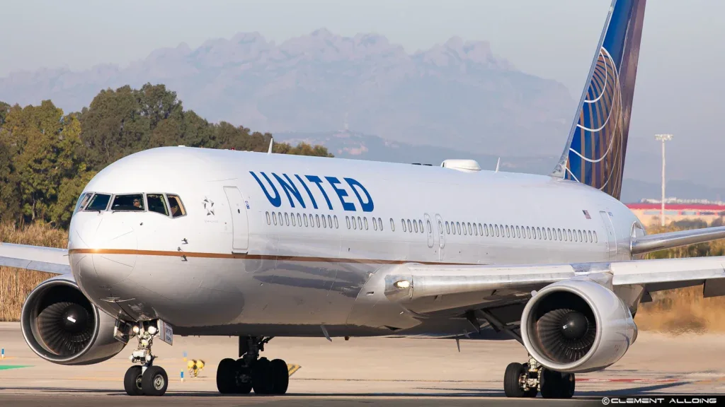 United вводит базовые тарифы в первом и коротком международном бизнес-классе