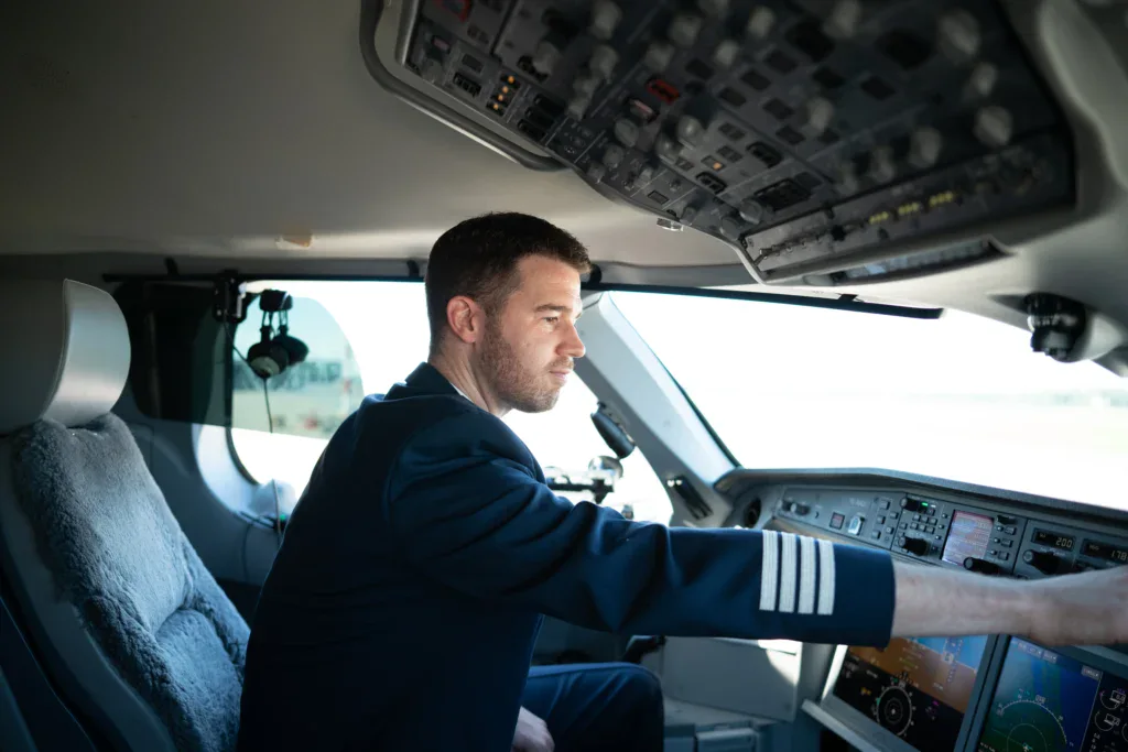 Зарплата пилотов airBaltic в 2026 году: оклад, графики и Airbus A220