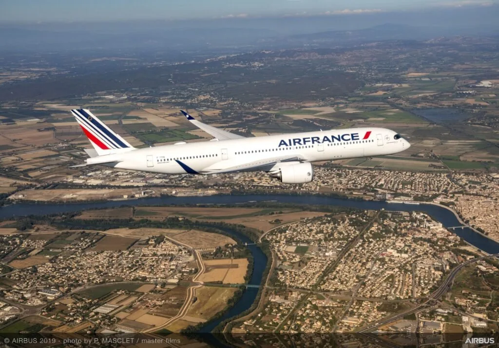 Зарплата бортпроводников Air France в 2026 году: доход и пути поступления