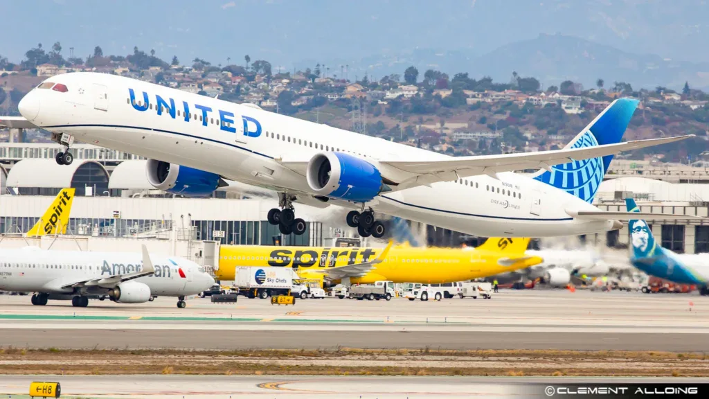 Рейс United из Токио в Денвер отклонился в Сиэтл из-за медицинского случая