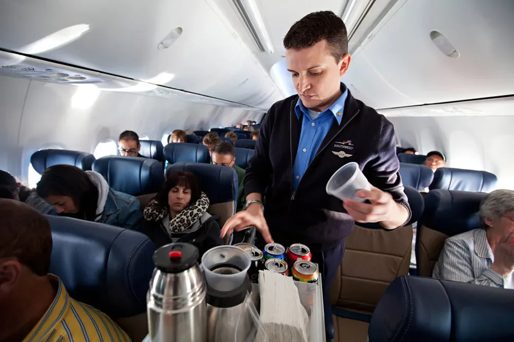 Зарплата бортпроводников Southwest в 2026 году: как работает оплата TFP