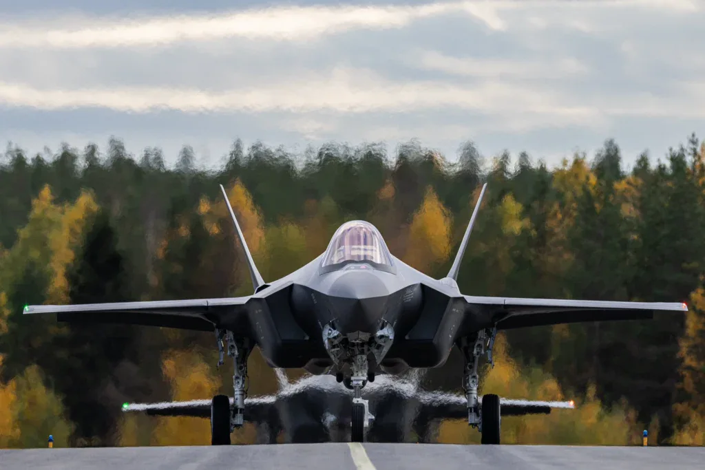 Первые два F-35A прибыли на постоянную базу в Финляндии