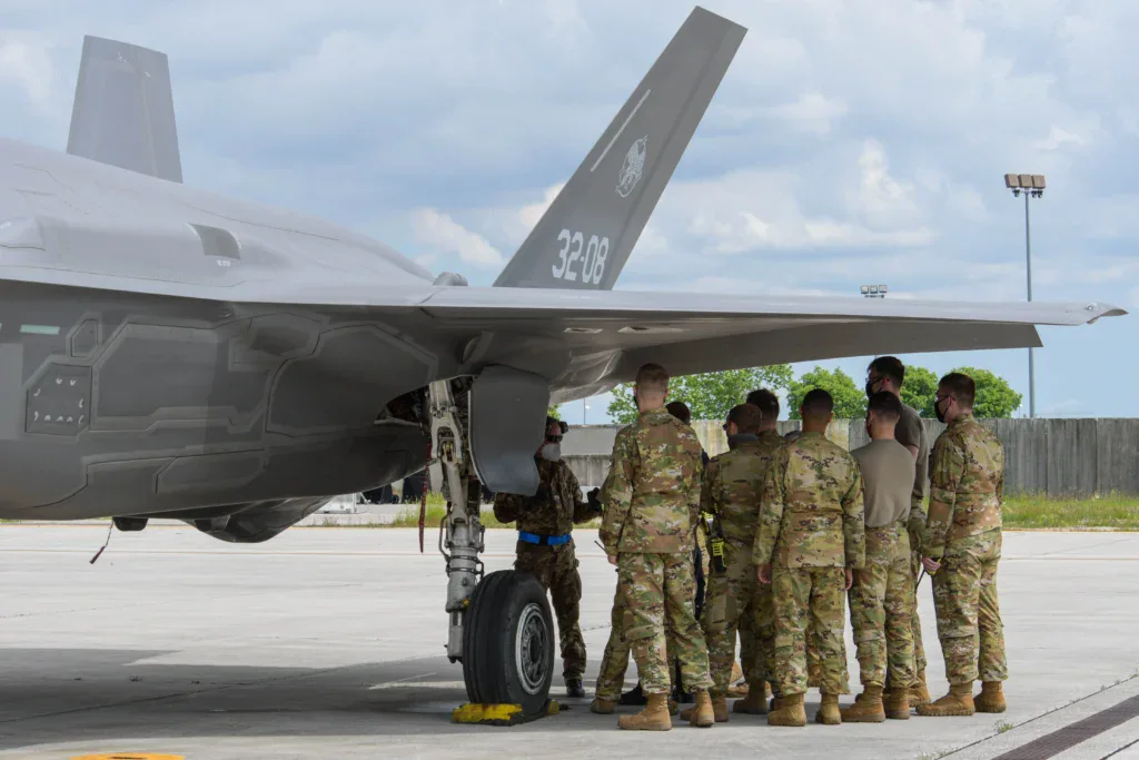 Зарплата военных пилотов США в 2026 году: оклад и надбавки