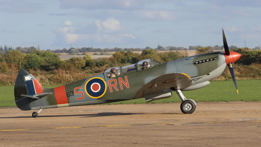 Spitfire RK858 снова полетел после восстановления в Даксфорде