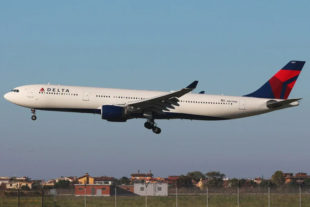 Бывшая бортпроводница подала иск к Delta и Marriott после конфликта в гостинице