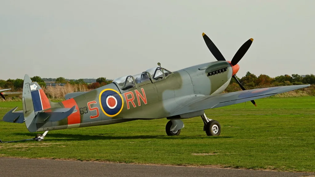Spitfire RK858 снова полетел после восстановления в Даксфорде