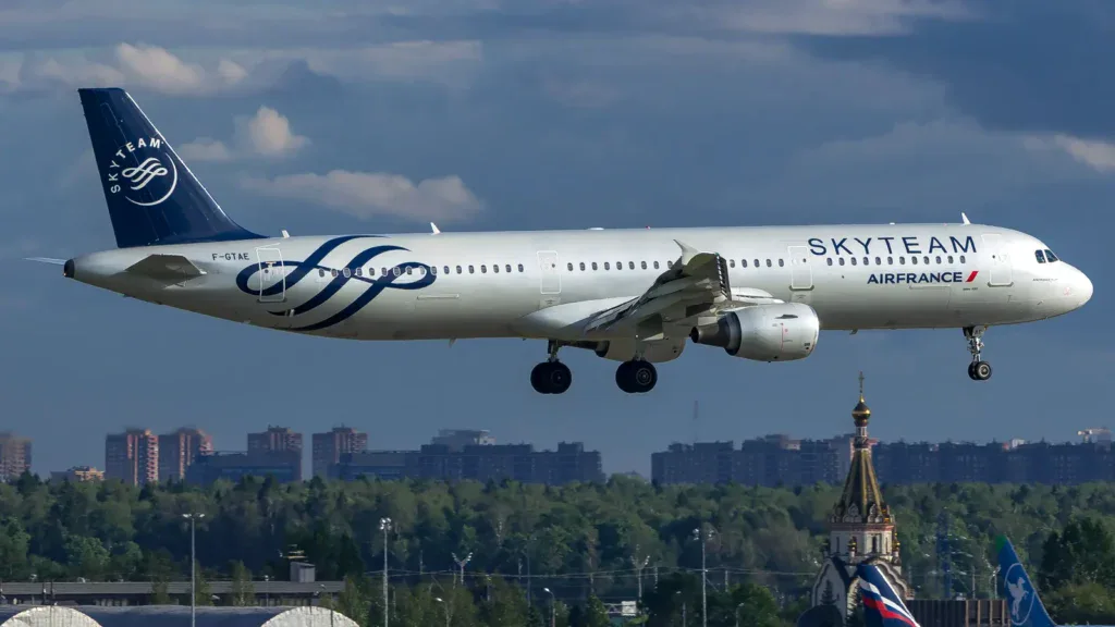 Air France выполнила специальные рейсы для визита папы Льва XIV во Францию