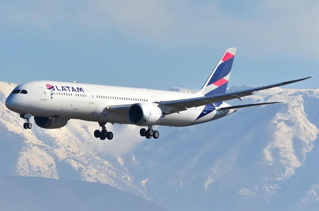 Зарплаты бортпроводников LATAM в 2026 году: почему важна страна базы
