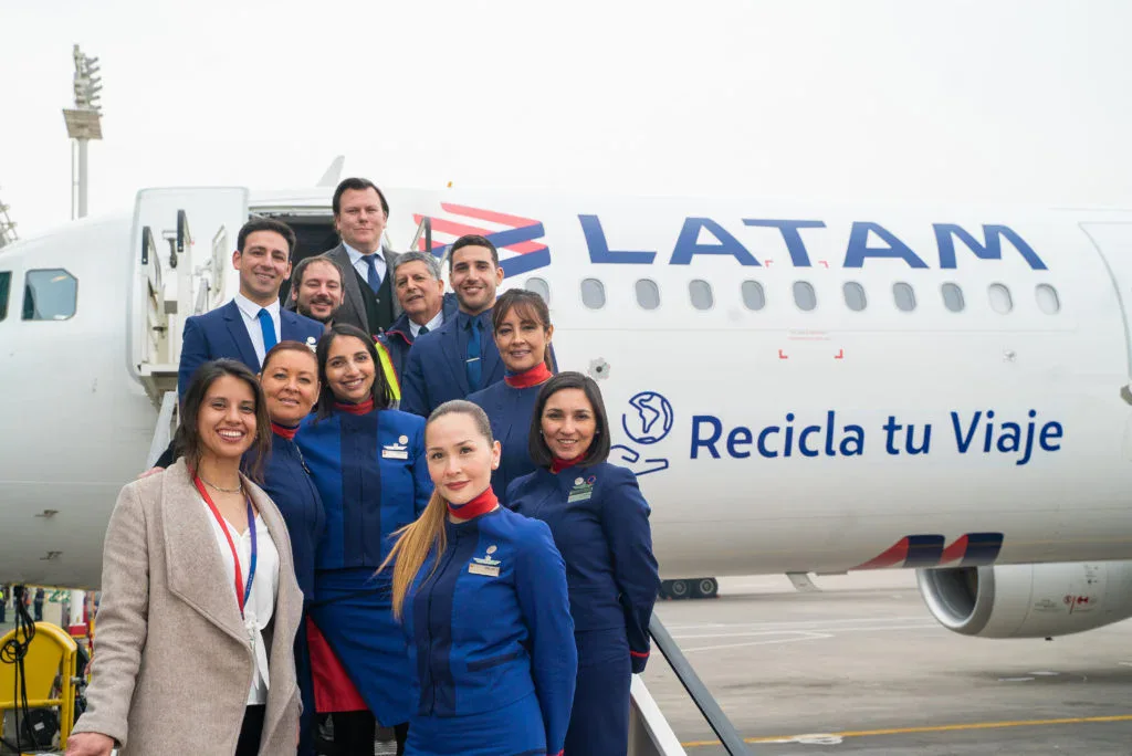 Зарплаты бортпроводников LATAM в 2026 году: почему важна страна базы