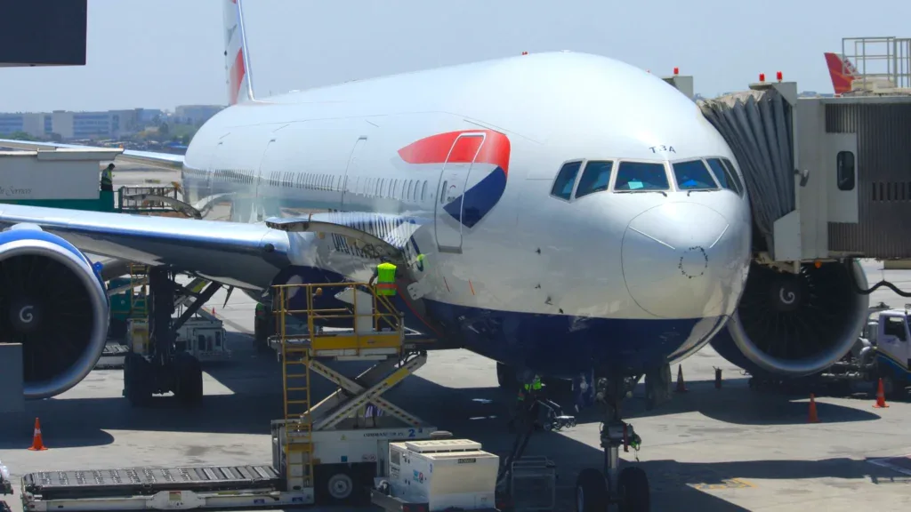 Boeing 777 British Airways вернулся в Хитроу после аварийного снижения