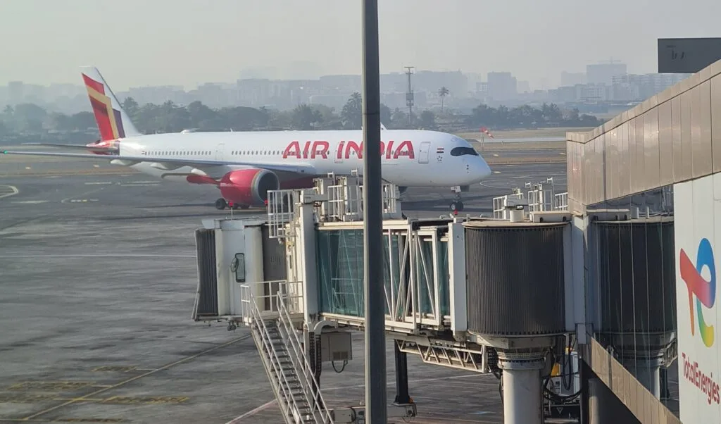 Полиция расследует исчезновение 2120 долларов из багажа сотрудницы Air India