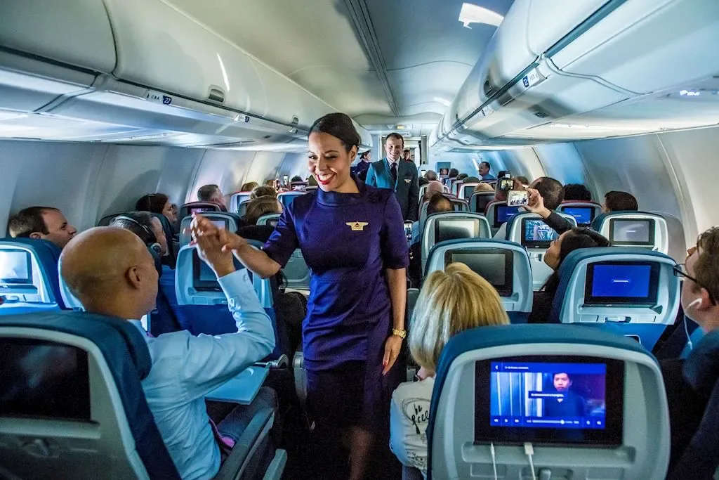 Зарплата бортпроводников Delta в 2026 году: налёт, посадка и участие в прибыли