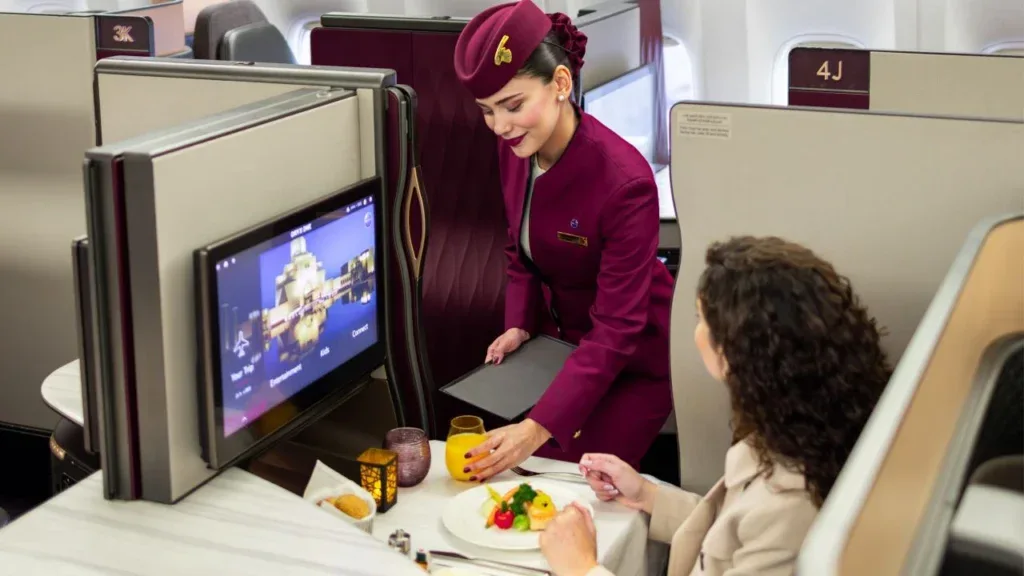Зарплата бортпроводников Qatar Airways в 2026 году: выплаты и жизнь в Дохе
