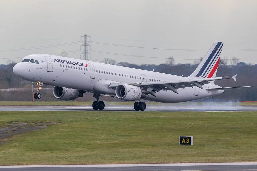 Air France выполнила специальные рейсы для визита папы Льва XIV во Францию