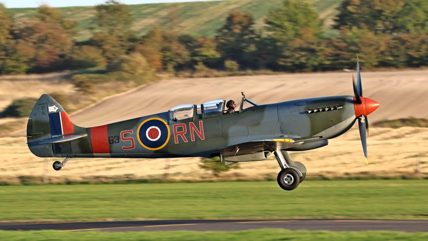 Spitfire RK858 снова полетел после восстановления в Даксфорде