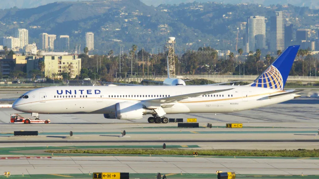 Рейс United из Токио в Денвер отклонился в Сиэтл из-за медицинского случая