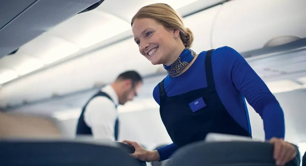 Зарплата бортпроводников SAS в 2026 году: базы и новые надбавки