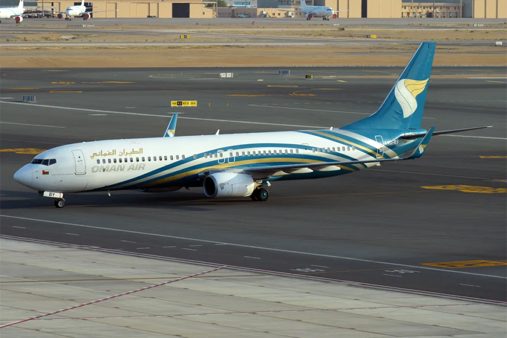 Зарплата пилотов Oman Air в 2026 году: доход, льготы и требования