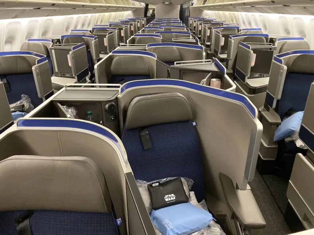 United вводит базовые тарифы в первом и коротком международном бизнес-классе